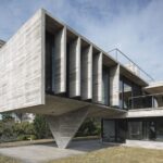 exterior-con-vistas-a-los-diferentes-niveles-de-la-casa-hecha-de-hormigon-y-acristalamiento-transparente_8b61e4e8_1500x930